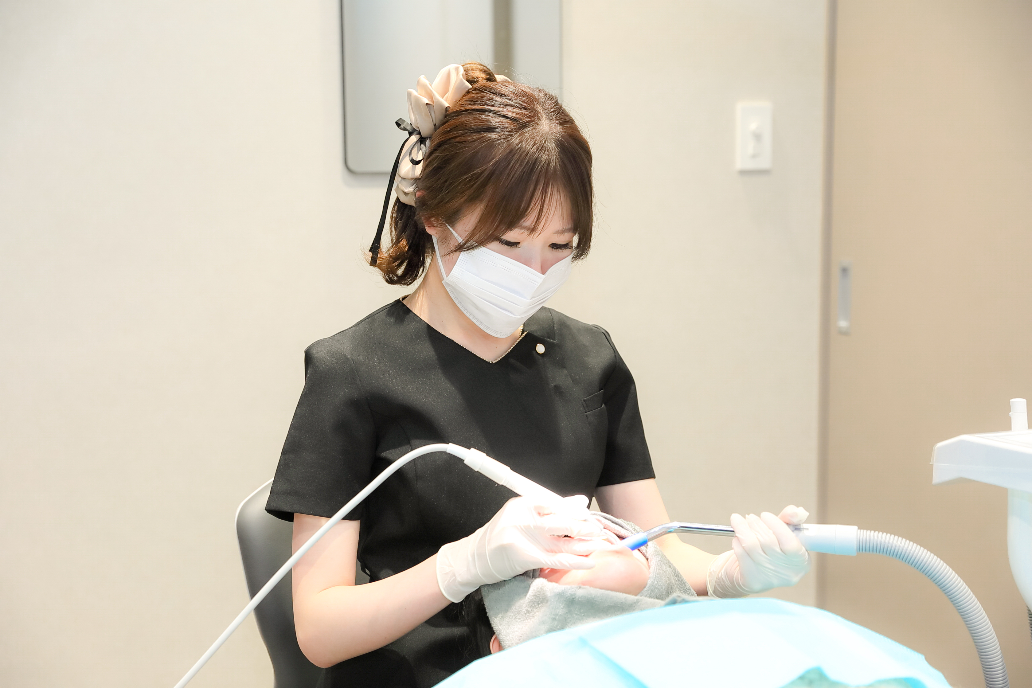 診療を行う歯科衛生士